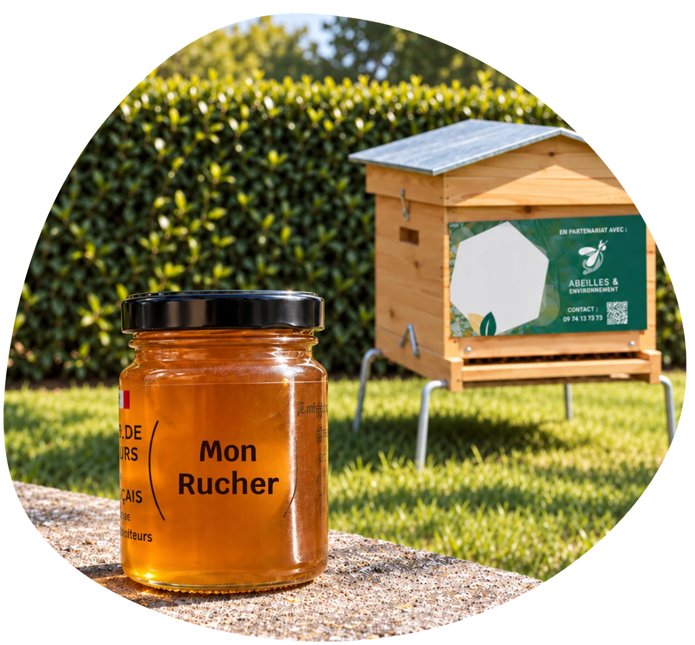 Pot de miel Mon Rucher devant une ruche Abeilles & Environnement
